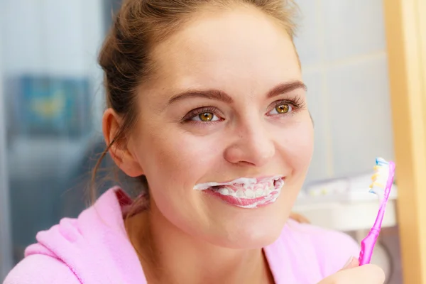 Woman brushing cleaning teeth in bathroom — Stock Photo, Image