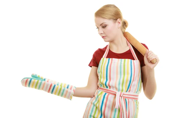Домохозяйка держит выпечки скалка показывая открытую ладонь — стоковое фото
