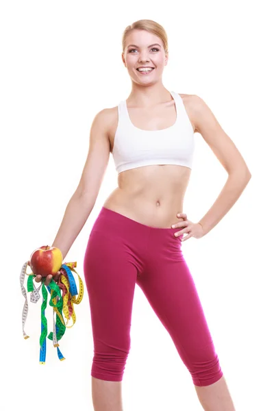 Mujer feliz sosteniendo medidas de manzana y cinta . — Foto de Stock