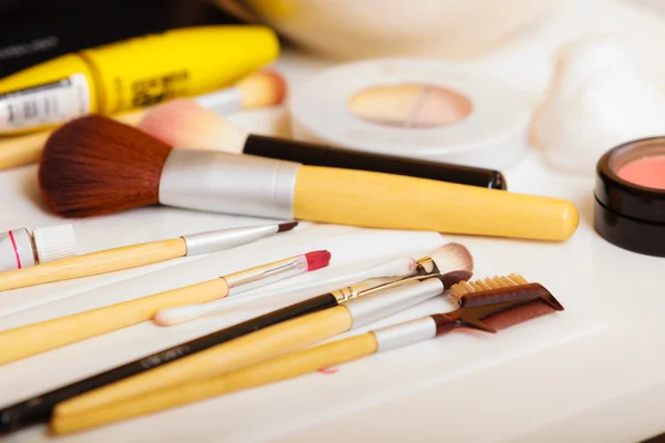 Make-up kartáče a kosmetika — Stock fotografie