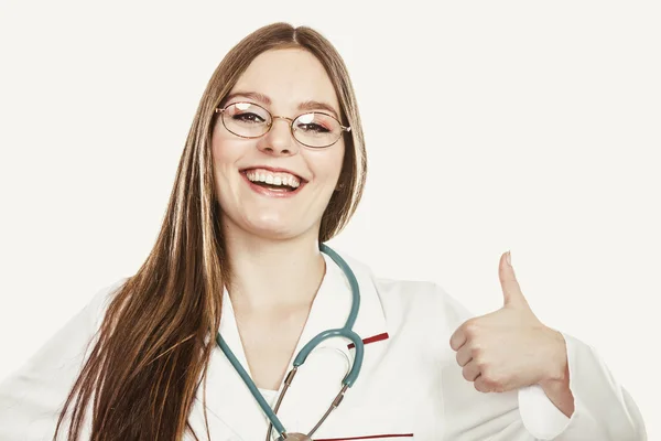 Mujer sonriente médico con estetoscopio . — Foto de Stock