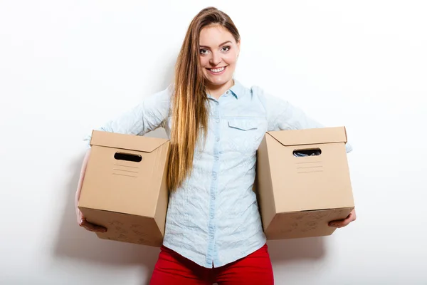 Mujer feliz mudándose a la casa llevando cajas . — Foto de Stock