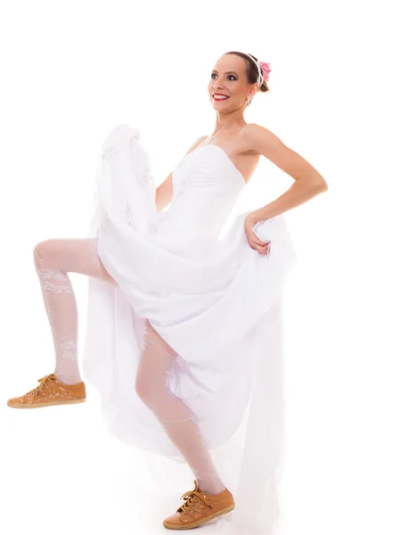 Hochzeit. Laufbraut lustige Frau in Sportschuhen — Stockfoto