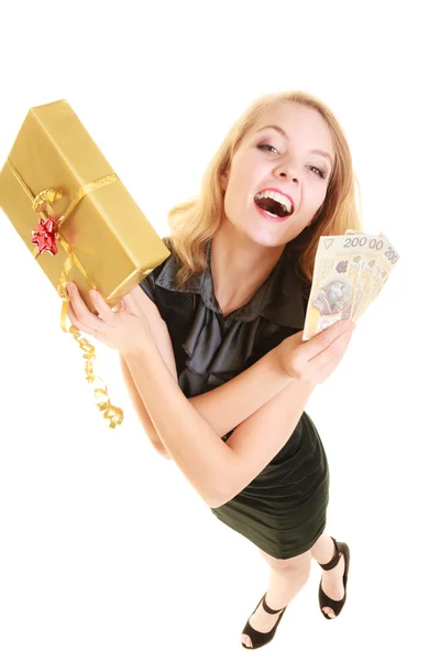 Vrouw met geschenkdoos en poets geld bankbiljet. — Stockfoto