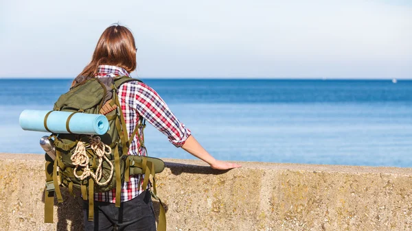 Mann wandert mit Rucksack am Meer entlang — Stockfoto