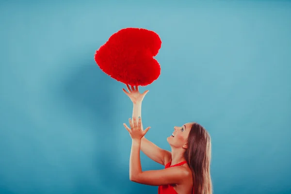 Mujer con almohada en forma de corazón. Amor de San Valentín — Foto de Stock