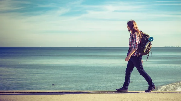 Hombre excursionista con mochila vagando por la playa — Foto de Stock