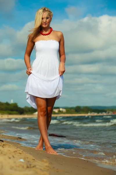 Female tourist walking on beach. — Stock Photo, Image