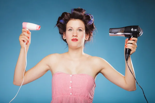 Ragazza con bigodini in capelli tiene asciugacapelli — Foto Stock