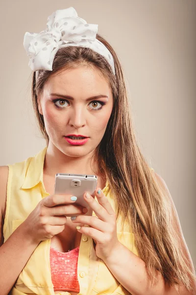 Retro pin up girl texting. — Stock Photo, Image