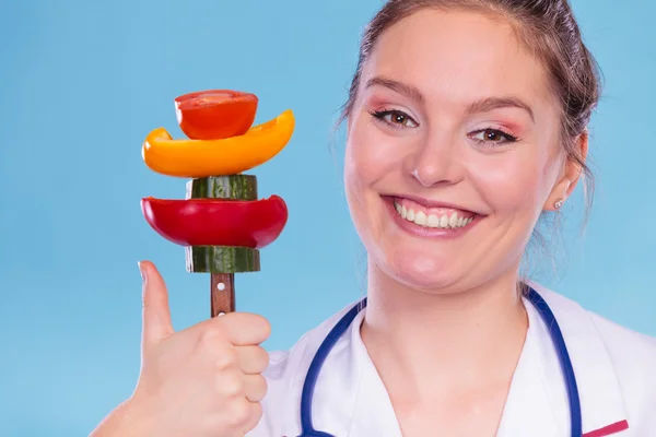 Ernährungsberaterin mit Gemüse. gesunde Ernährung. — Stockfoto