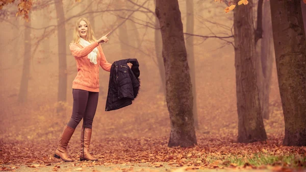 Lost woman foggy autumn park searching direction. — Stock Photo, Image