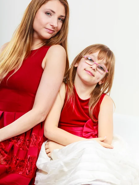 Familia feliz. Mamá y su hija . — Foto de Stock