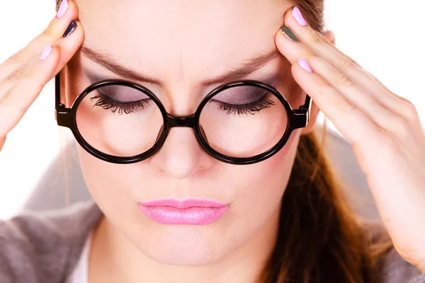 Kvinna som lider av huvudvärk migrän smärta — Stockfoto