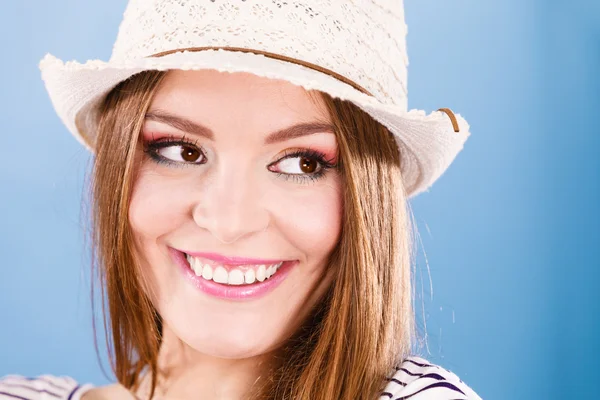 Woman face colorful eyes makeup, summer straw hat smiling — Stock Photo, Image
