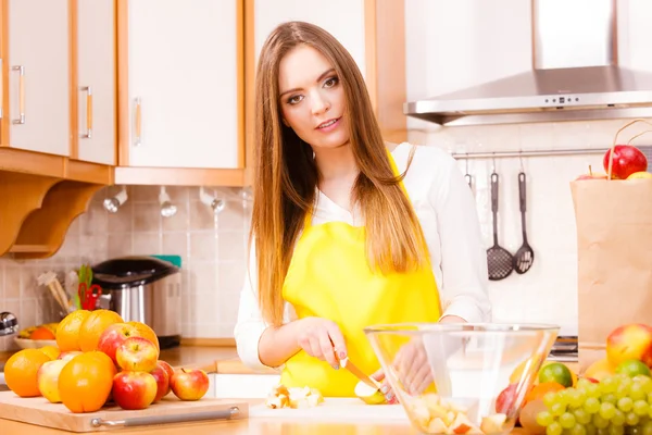 Mulher dona de casa na cozinha de corte de frutas de maçã — Fotografia de Stock