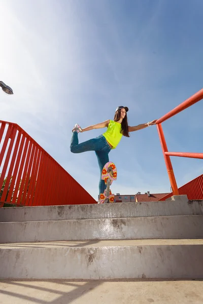 Teen κορίτσι σκέιτερ ιππασία skateboard στο δρόμο. — Φωτογραφία Αρχείου