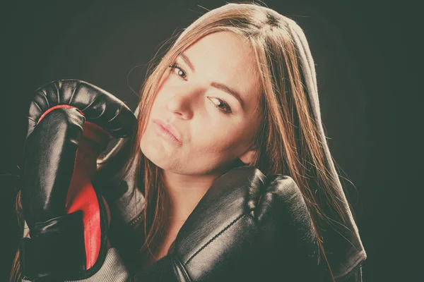 Mulher com luvas de boxe cruzou os braços . — Fotografia de Stock