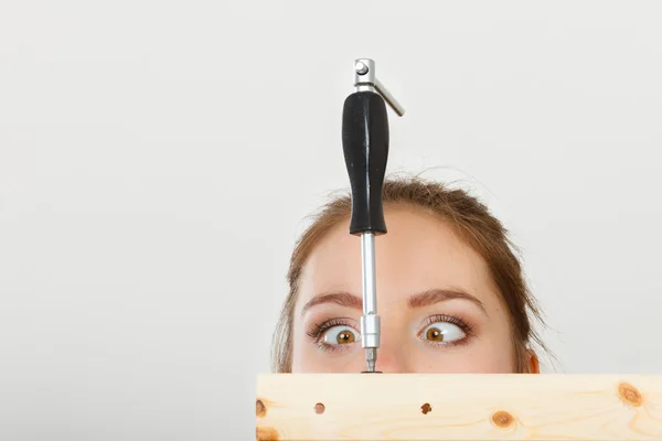 Mujer montando muebles de madera. Bricolaje. — Foto de Stock