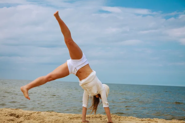 Glad kvinna på sommaren beach. — Stockfoto