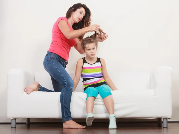 Mutter kämmt Haare für Tochter — Stockfoto