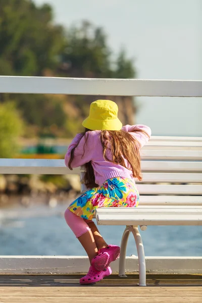 Porträtt av flicka utomhus på sommaren. — Stockfoto