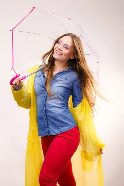 傘の下の防水コートを着ている女性 — ストック写真