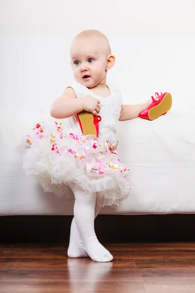 Little girl with red shoes — Stock Photo, Image