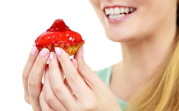 Γυναίκα κατέχει cupcake τούρτα φράουλα — Φωτογραφία Αρχείου