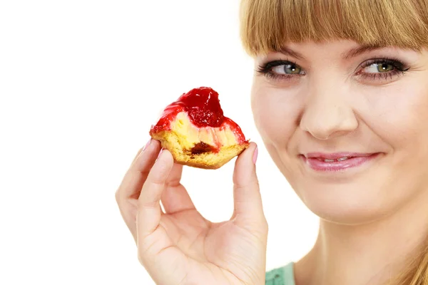 Mulher comendo cupcake comida doce — Fotografia de Stock