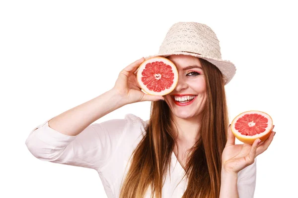 Menina cobrindo os olhos com duas metades de frutas cítricas de toranja — Fotografia de Stock