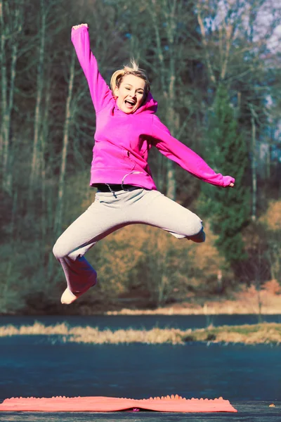 Mädchen springt in Park. — Stockfoto