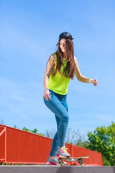 Tiener meisje skater paardrijden skateboard op straat. — Stockfoto