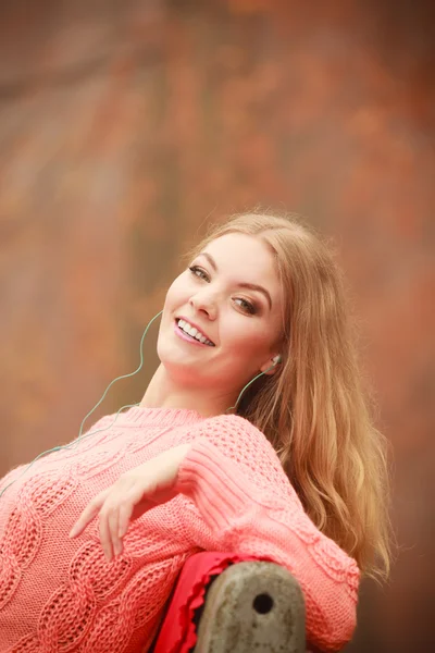 Attractive woman sitting on the bench. — Stock Photo, Image