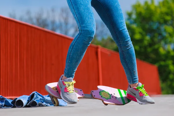 Lidských nohou bruslaře s skateboard na ulici. — Stock fotografie