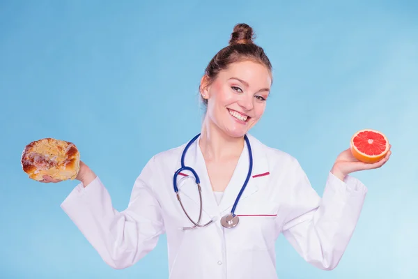 Dietitian mit süßen Semmeln und Grapefruit. — Stockfoto