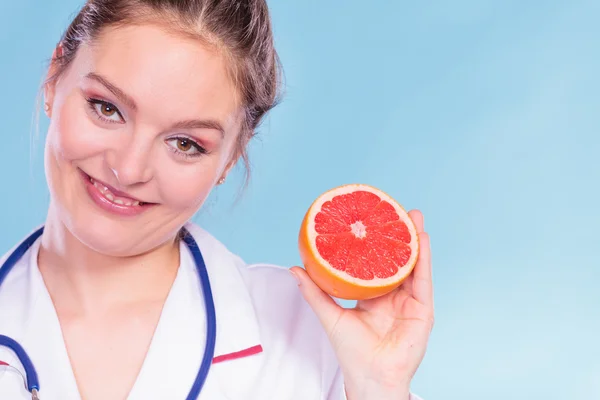 Счастливый диетолог с грейпфрутом . — стоковое фото