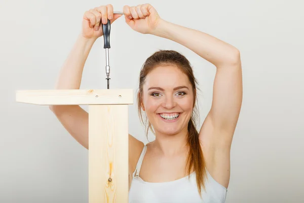 木製家具を組み立てる女性。DIY. — ストック写真