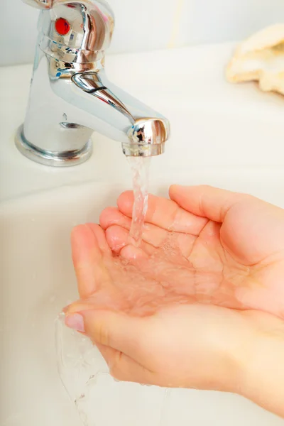 Mulher lavar as mãos sob água corrente da torneira — Fotografia de Stock