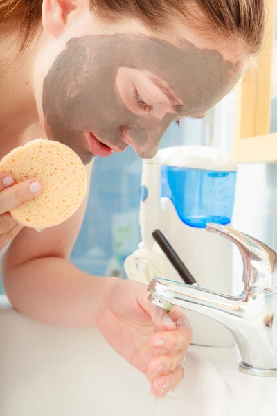 Mujer quitar la máscara de barro facial en el baño — Foto de Stock