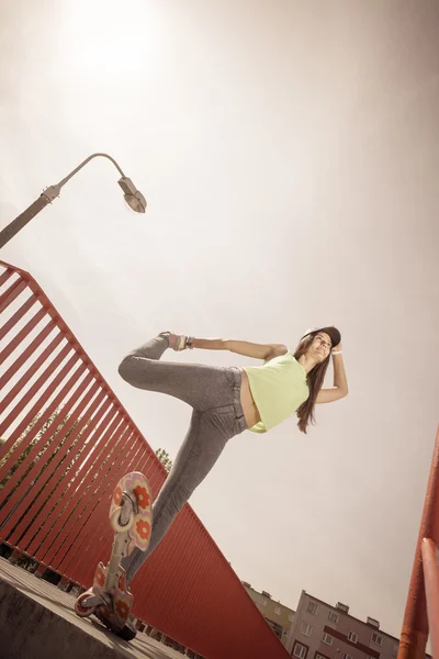 Adolescente menina skatista equitação skate na rua. — Fotografia de Stock