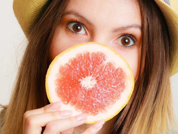 夏の女の子の観光客がグレープフルーツ柑橘類を保持 — ストック写真