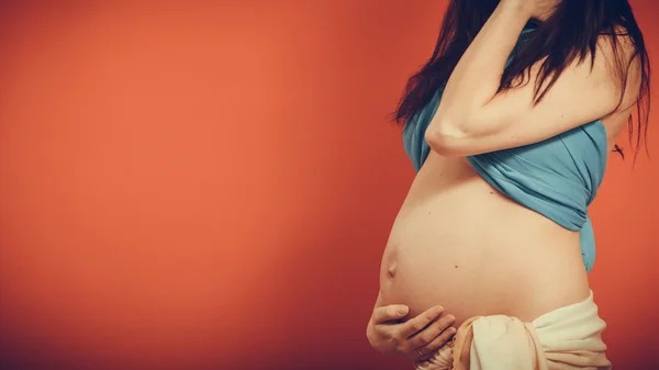 Primer plano en la barriga de la mujer embarazada. — Foto de Stock