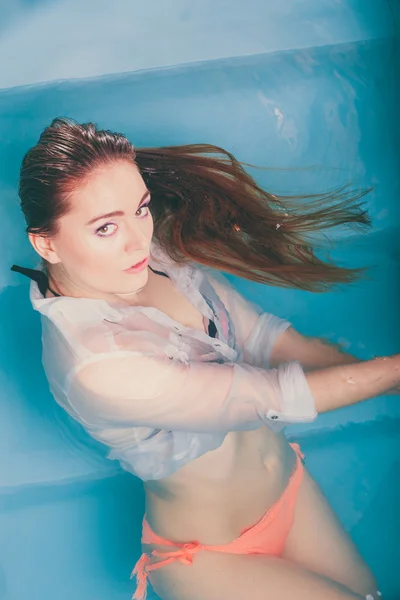 Portret seksownej uwodzicielki w wodzie. — Zdjęcie stockowe