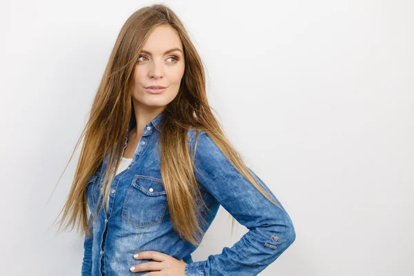 Chica joven con chaqueta de mezclilla . — Foto de Stock