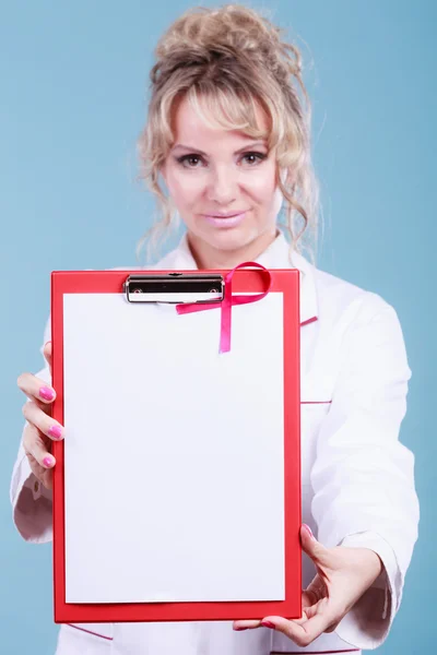 Ženský lékař složku a růžovou stužkou — Stock fotografie