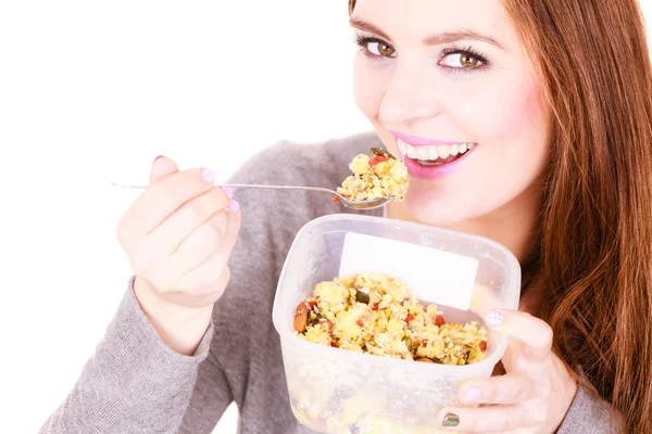 Frauen essen Haferflocken mit Trockenfrüchten. Diät — Stockfoto