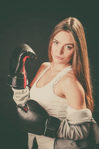 Femme avec des gants de boxe porter des vêtements de sport . — Photo