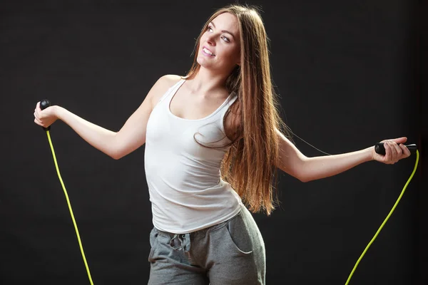 Ajuste mujer con saltar la cuerda — Foto de Stock