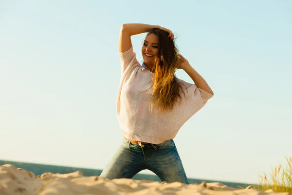 Radostné dívka na pláži. — Stock fotografie